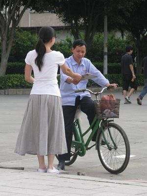法润基层助崛起 石排司法社工携手开展企业法制宣传活动